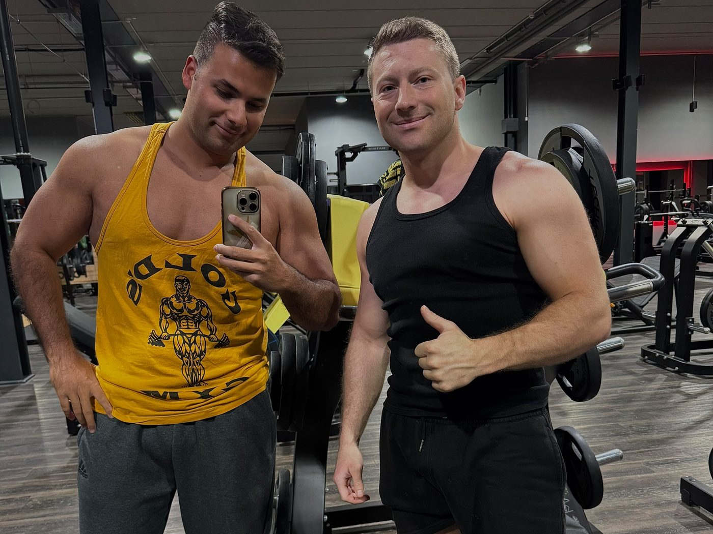 Fabian Stäb (links) mit Trainingspartner im Fitnessstudio