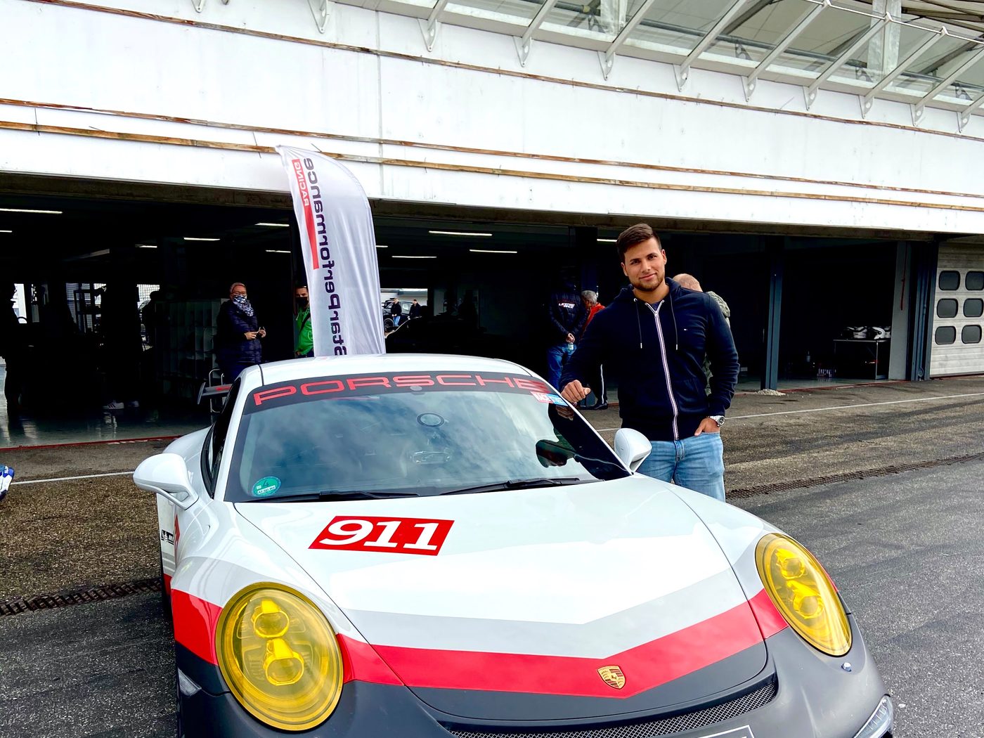 Fabian Stäb im Fahrerlager neben einem Porsche 911 Cup