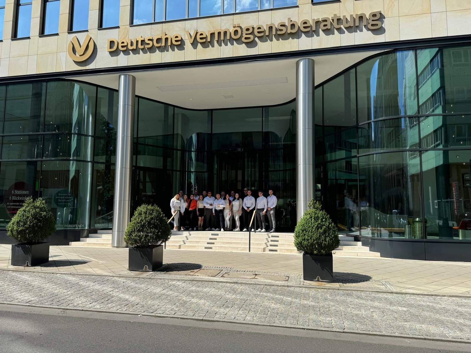 Beraterteam vor der Zentrale der Deutschen Vermögensberatung in Frankfurt