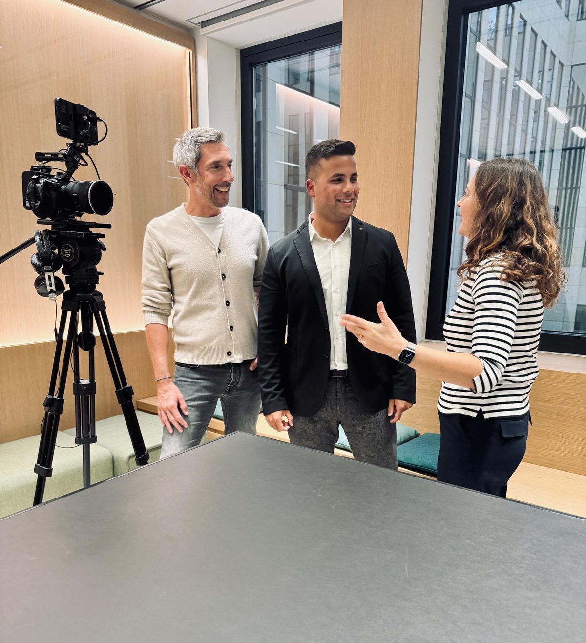 Fabian Stäb im Interview vor der Kamera