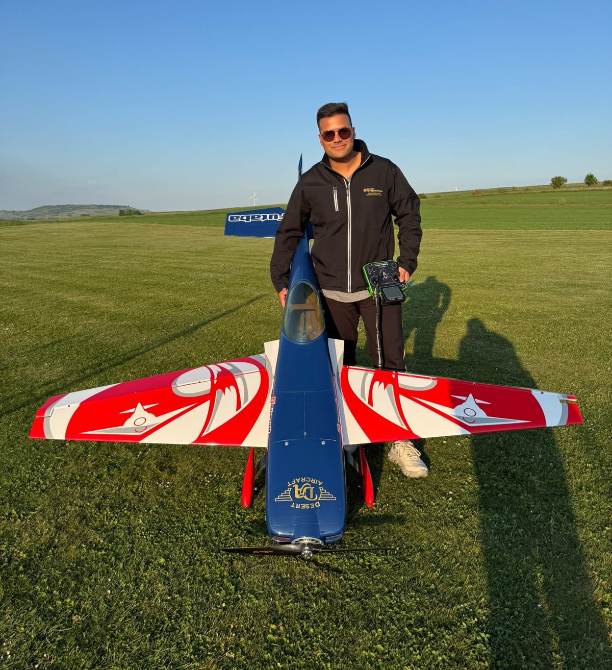 Fabian Stäb bei seinem Hobby: ferngesteuerte Kunstflugmodelle